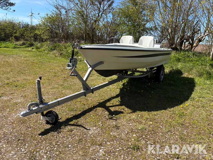 Båd med ophalningstrailer med bladfjedre
