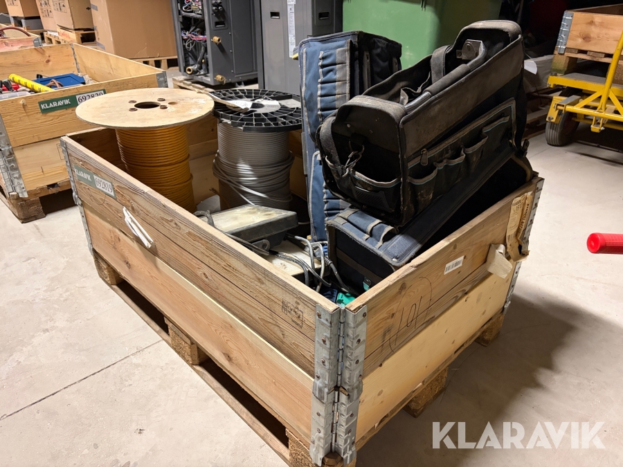 Diverse tasker, lamper og ledninger 3 tasker, 3 lamper og 4 ledninger