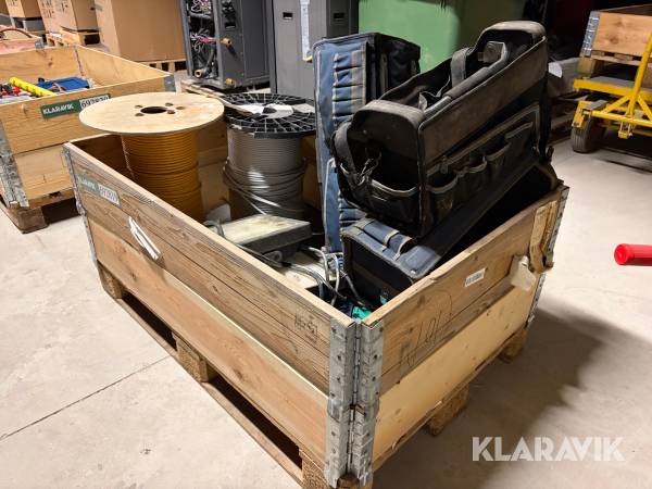 Diverse tasker, lamper og ledninger 3 tasker, 3 lamper og 4 ledninger