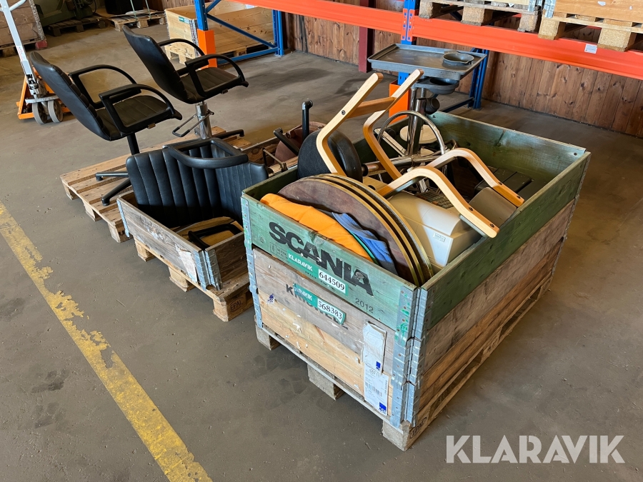 Frisør inventar stole, spejle, kasseapparat, borde - 3 paller