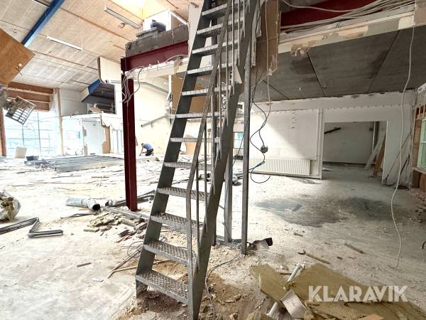 Galvaniseret ståltrappe med gelænder