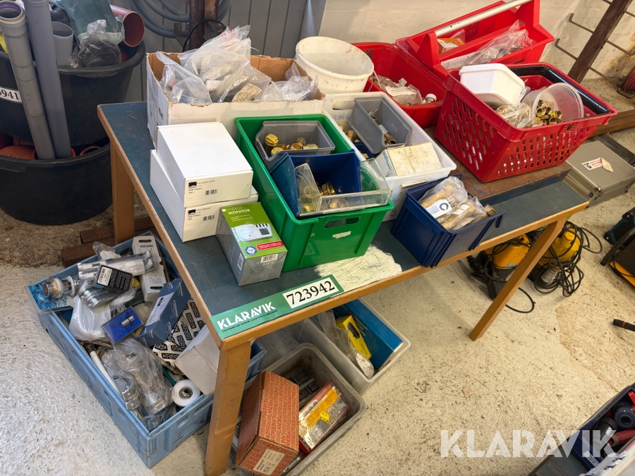 Bord med diverse rørfittings - blandet lot