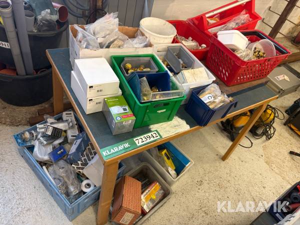 Bord med diverse rørfittings - blandet lot