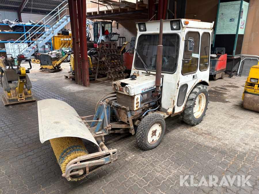 Veterantraktor Mitsubishi MT460D med fejemaskine