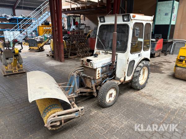 Veterantraktor Mitsubishi MT460D med fejemaskine