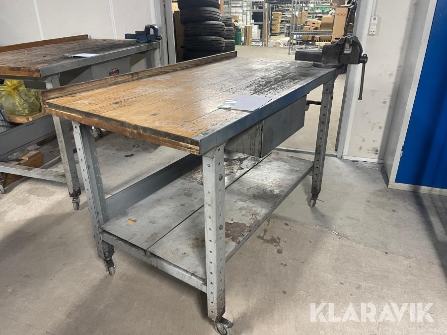 Arbejdsbord på hjul med skruestik