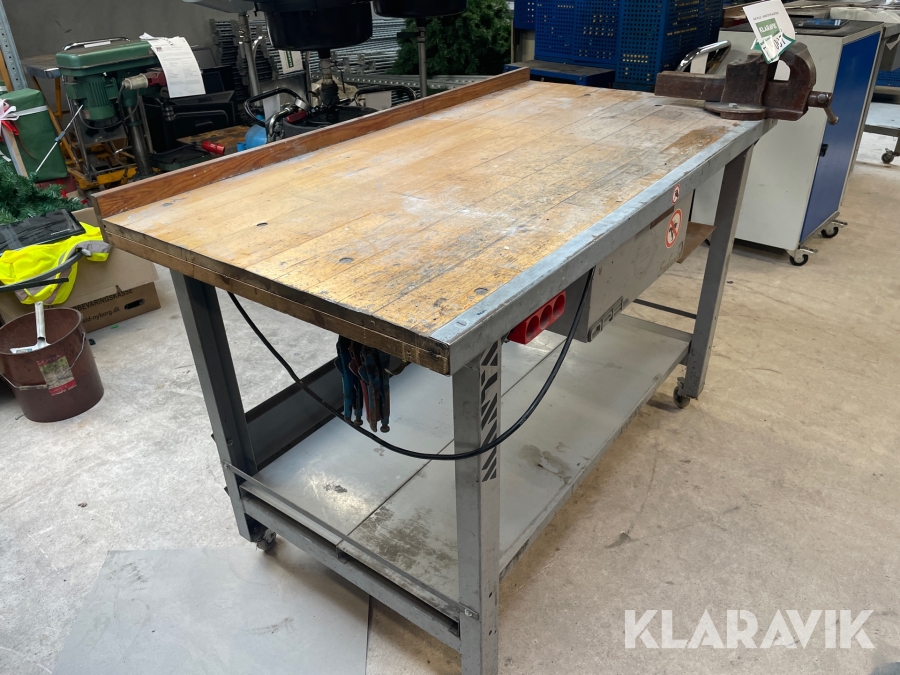 Arbejdsbord på hjul med skruestik