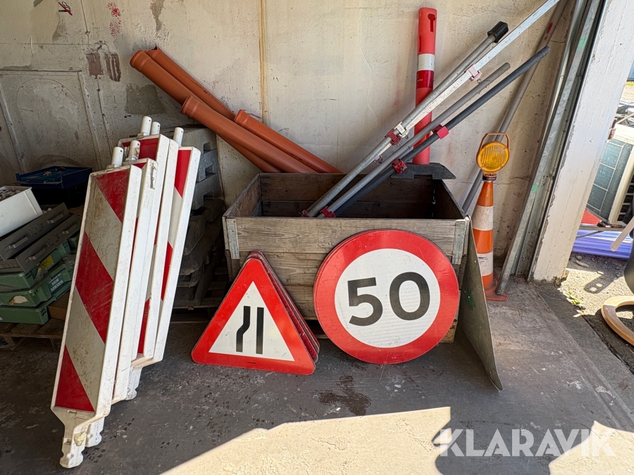 Vejskilte og kantafmærkning blandet lot