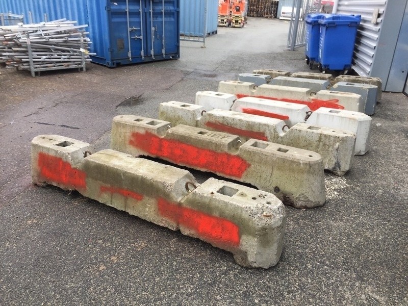 Beton klodser , autoværn 7 stk