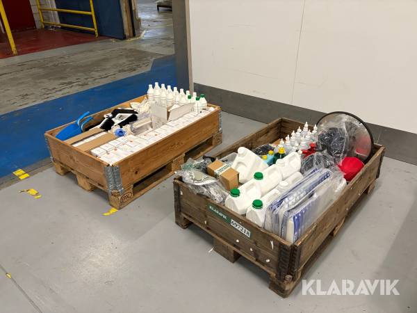 Samlet lot med tilbehør til industri 2 paller