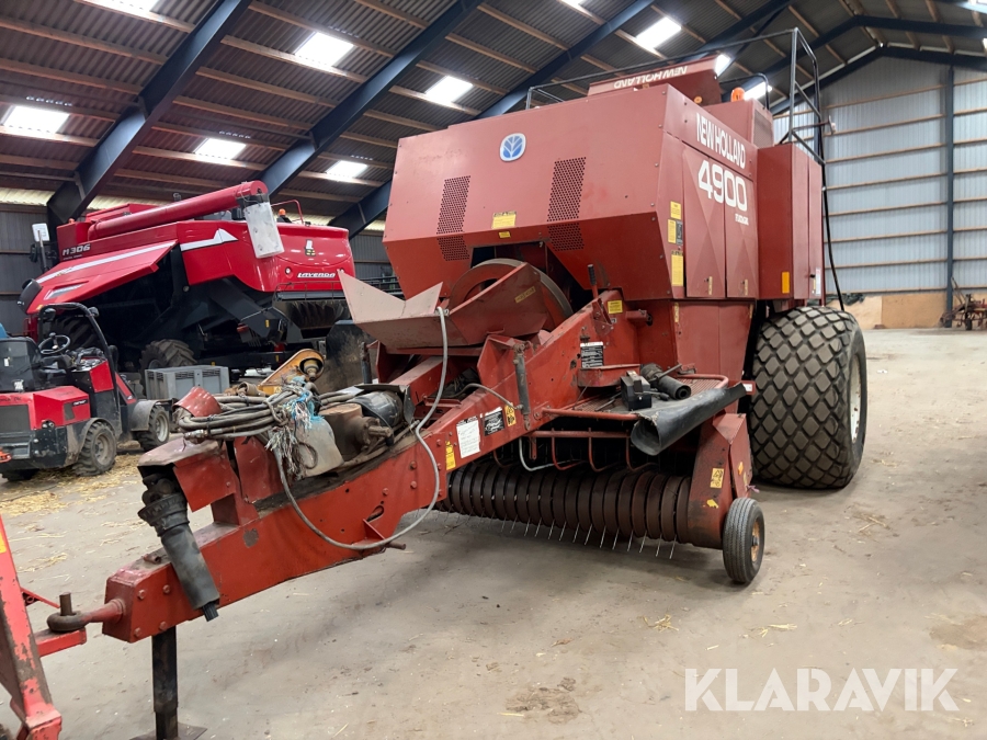 Bigballe presser New Holland 4900 med snitter