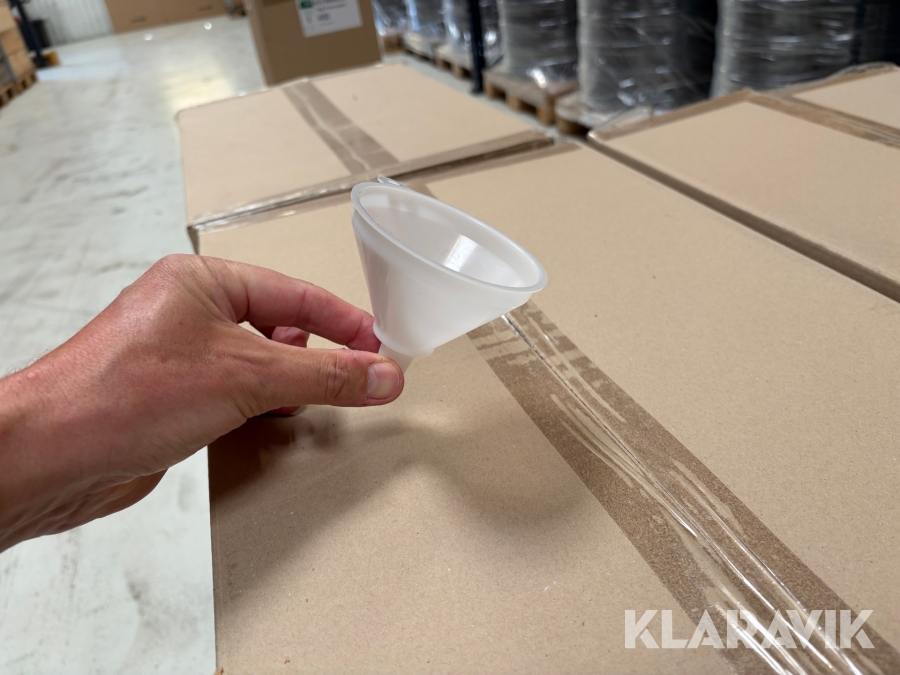 Parti med plastik tragte Ø9 cm - 2940 styk