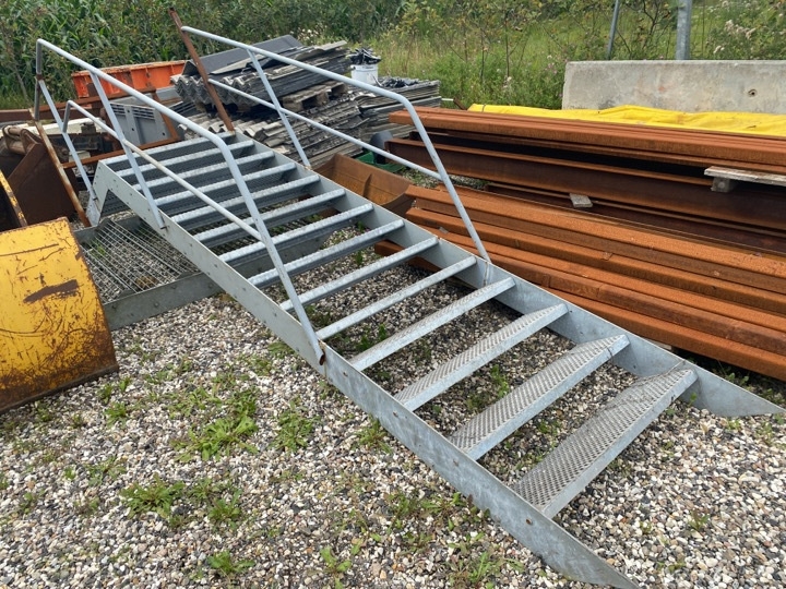 Ståltrappe med repos.