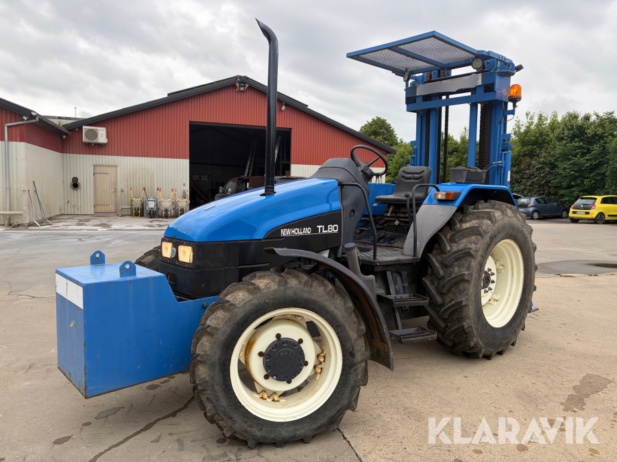 Traktor New Holland TL80 med buglift og kurv, 8 m