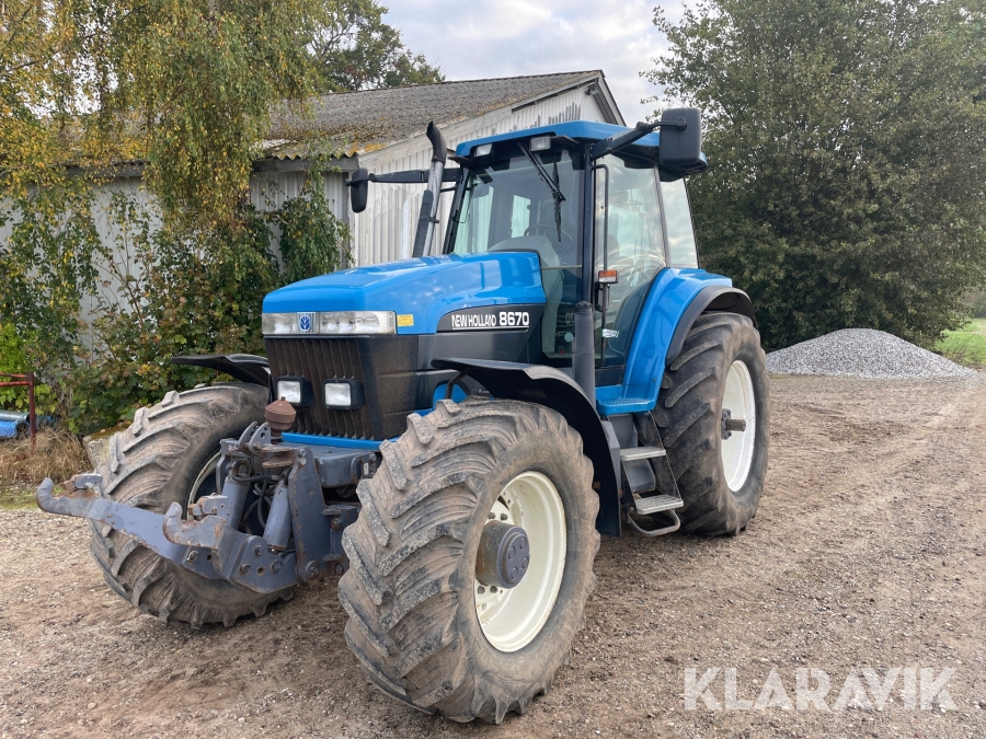 Traktor New Holland 8670