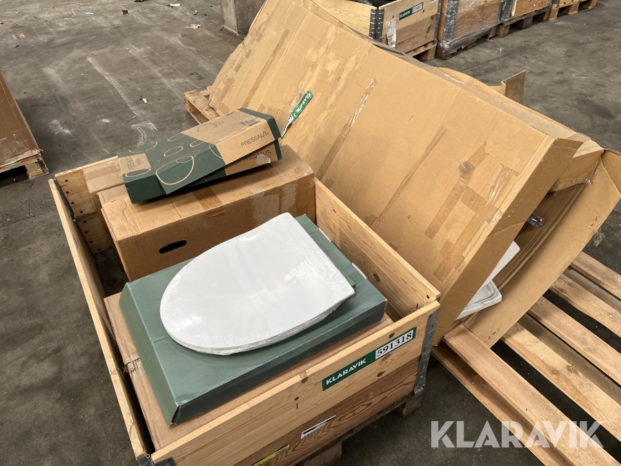 Brusevæg skab håndvaske og toiletbræt samlet lot 2 paller