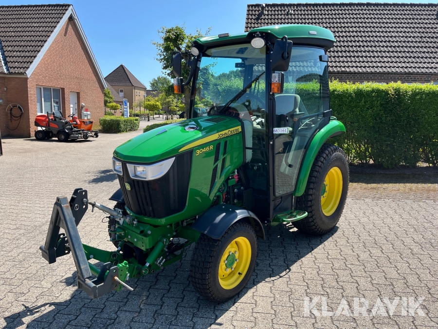 Traktor John Deere 3046R kost/Dozerblad/spreder/kasse/bagkasse