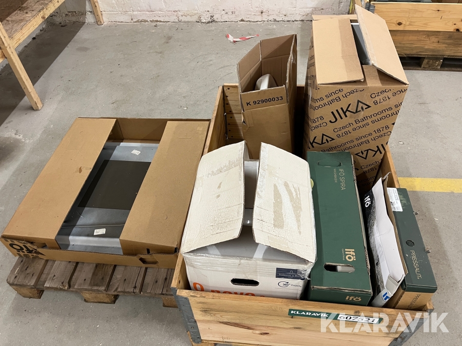 Lot - Badmøbel, håndvaske, hængeskål toiletbræt, brusenichebund Ifö, Villeroy & Boch 