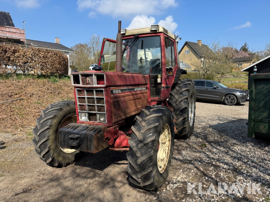 Traktor IH 1255XL