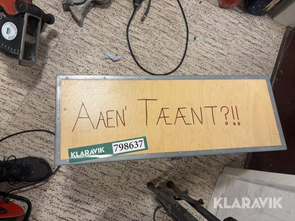Assorteret håndværktøj i trækasse