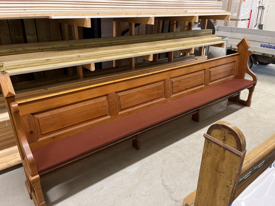 Kirkebænk fra Uldum kirke.