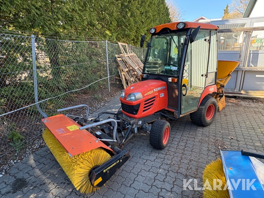 Traktor Kubota BX2350DV-FR med kost og saltspreder
