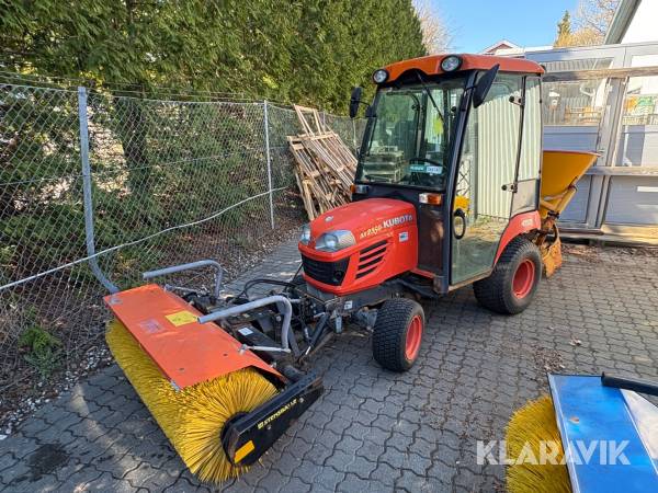 Traktor Kubota BX2350DV-FR med kost og saltspreder