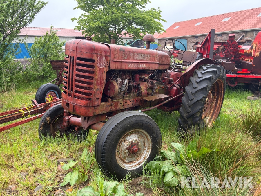 Traktor McCormick International B-450 