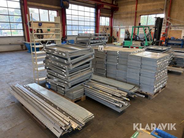 Pallereol i metal - cirka 30 hyldemeter