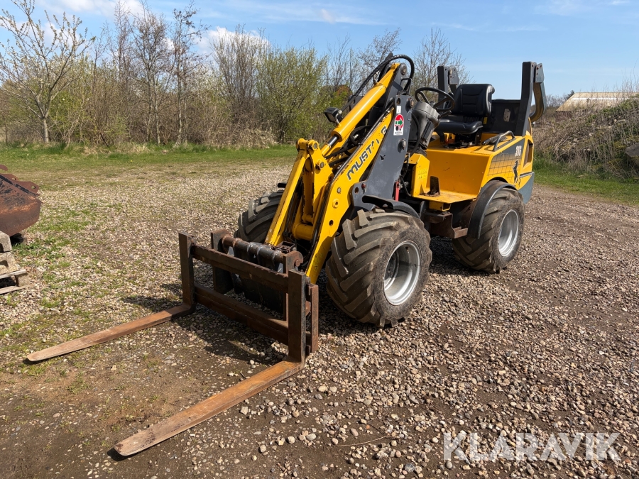 Minilæsser Mustang 306 med skovl og pallegafler