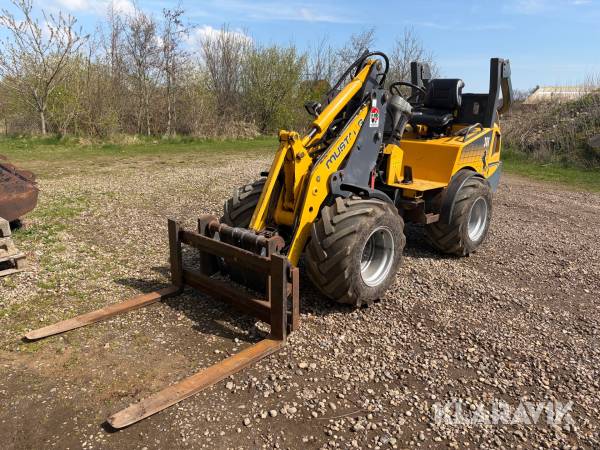 Minilæsser Mustang 306 med skovl og pallegafler