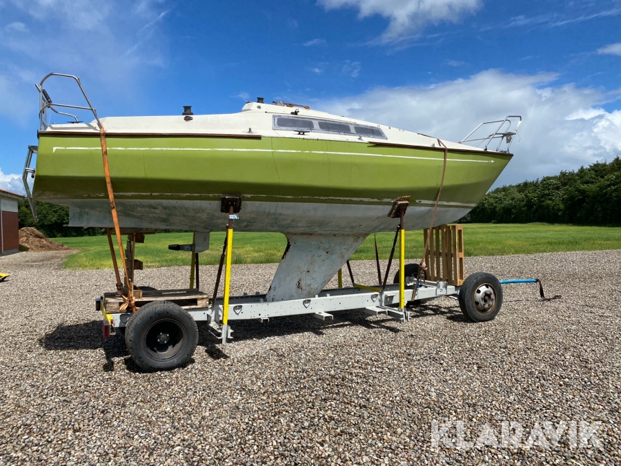 Sejlbåd med bådvogn