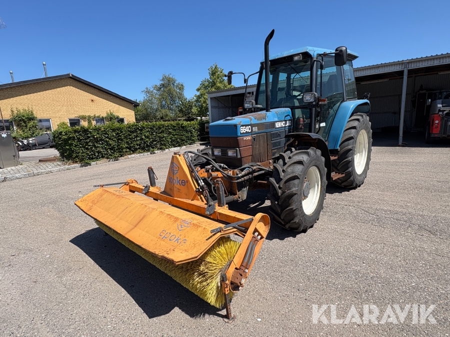 Traktor Ford 6640 med kost og plov