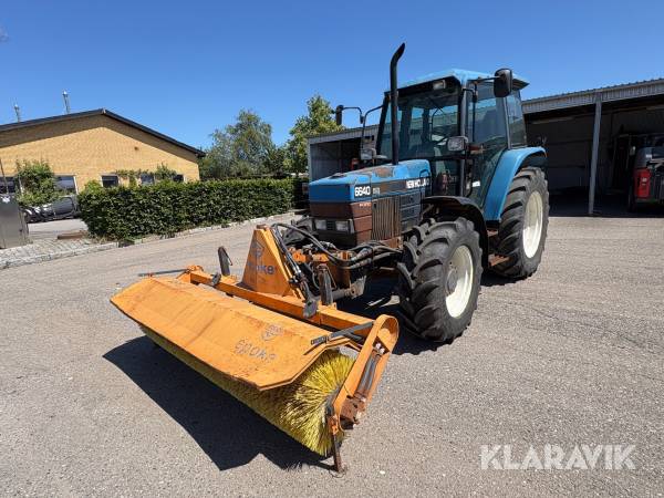 Traktor Ford 6640 med kost og plov