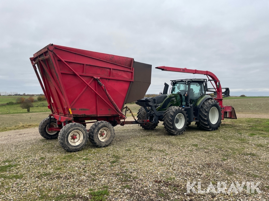 Traktor Valtra T235D med flishugger kran og vogn