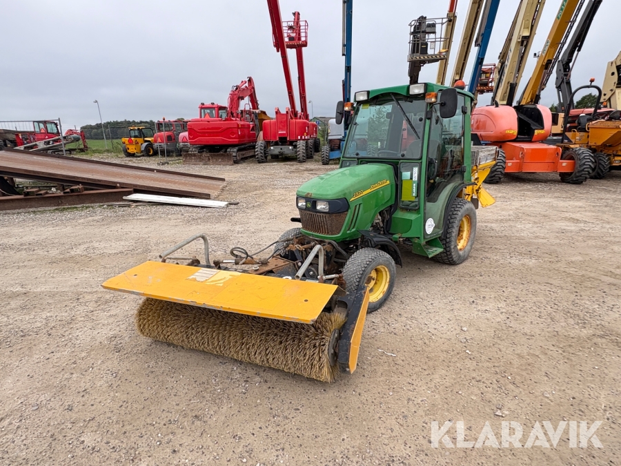 Traktor John Deere 2320 med kost og spreder 