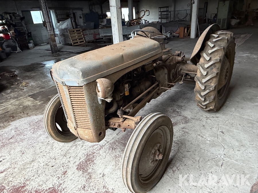 Veteran traktor Ferguson Tea-20 littel grey