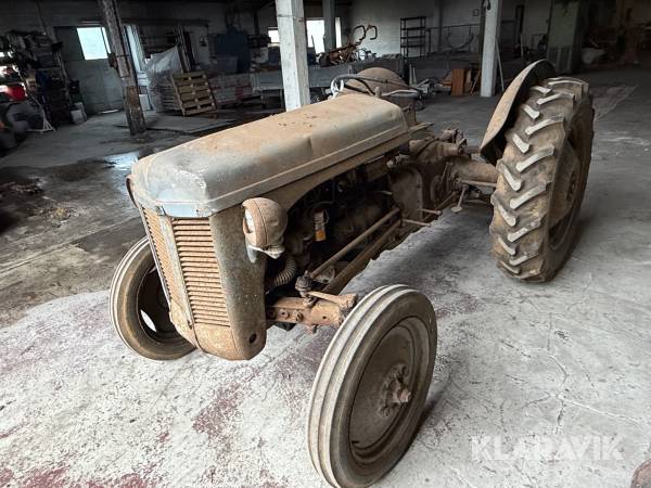 Veteran traktor Ferguson Tea-20 littel grey
