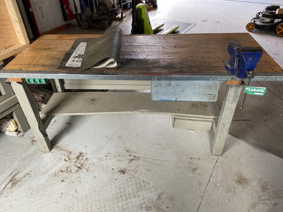 Værkstedsbord med skruestik