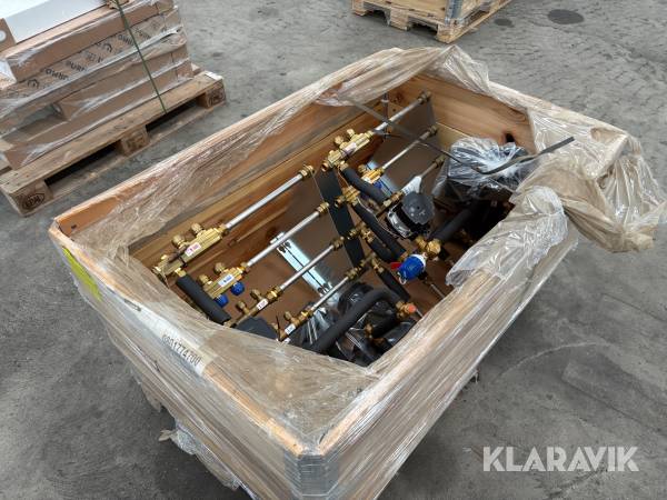 Teknikskakt / gulvvarmeunit Wavin BCVS TP3 4KV + 3VV + 2GV m.iso med 4 kredse og Grundfos cirkulationspumpe (2 styk)
