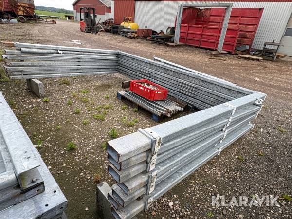 Skur 9x3.5m opsat