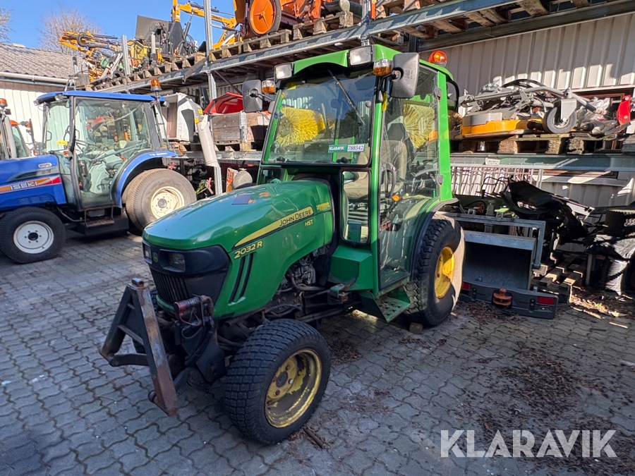 Traktor John Deere 2032 R med kost