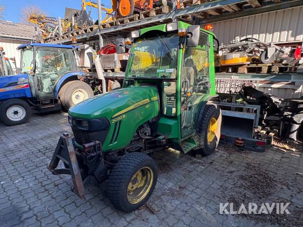 Traktor John Deere 2032 R med kost