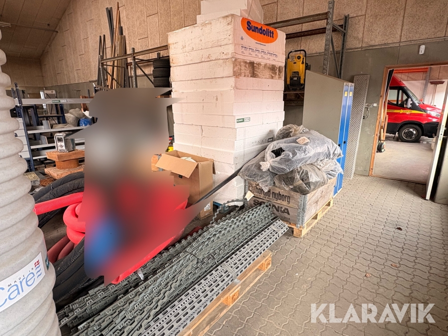 Diverse betonjutter Sundolitt isoleringsplader gulvvarmeslanger med tilbehør