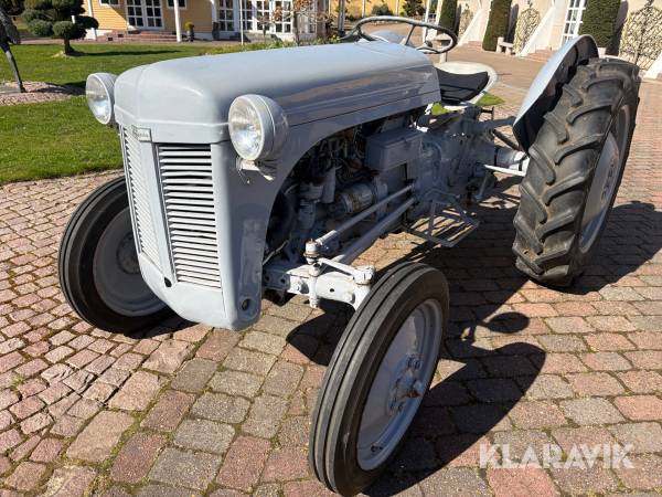 Vetarantraktor Massey Ferguson TEA 31181