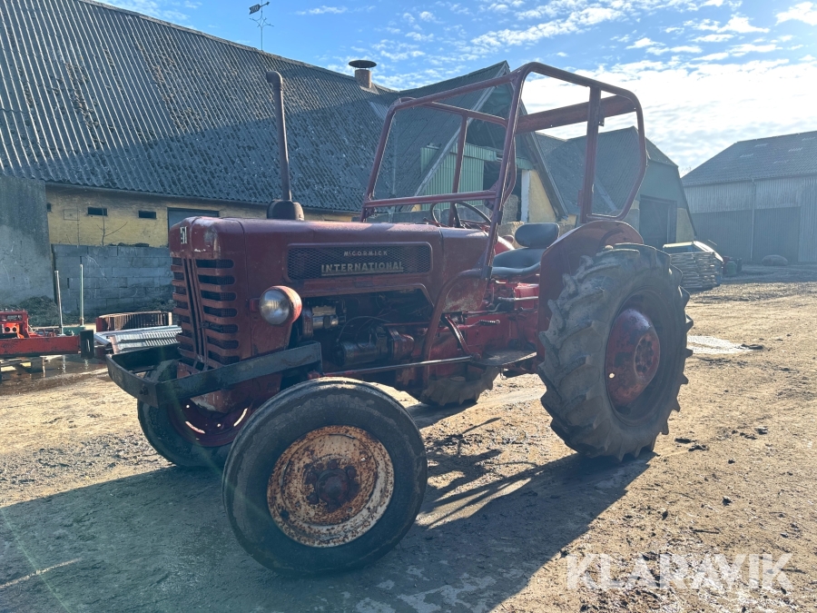 Veterantraktor International B 275