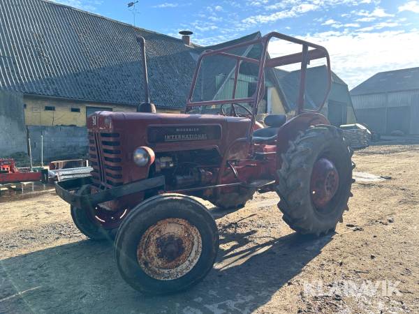 Veterantraktor International B 275