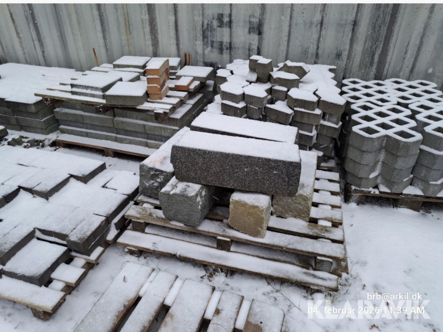 Diverse granitsten herunder steler, pullerter, kantsten samt 4 styk granit bordursten