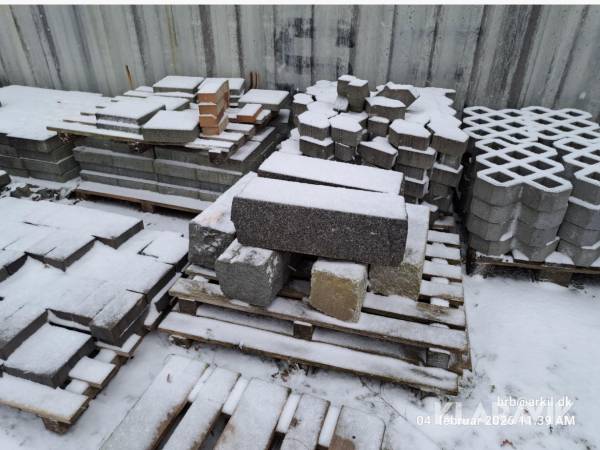 Diverse granitsten herunder steler, pullerter, kantsten samt 4 styk granit bordursten