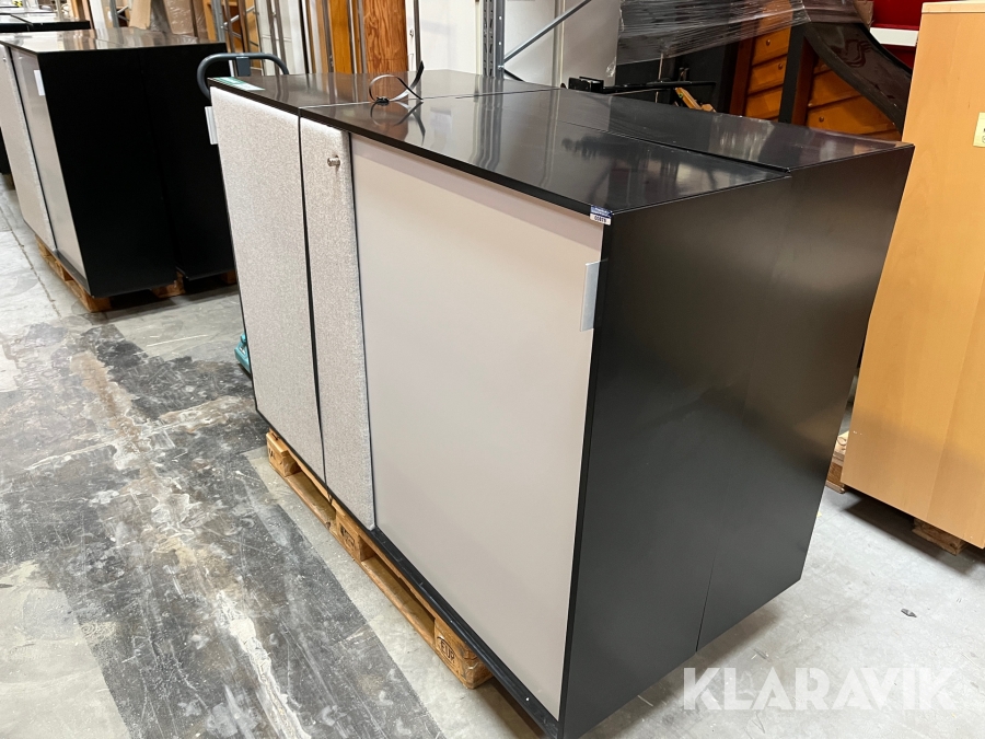 Møbler skydelåger og opslags tavle